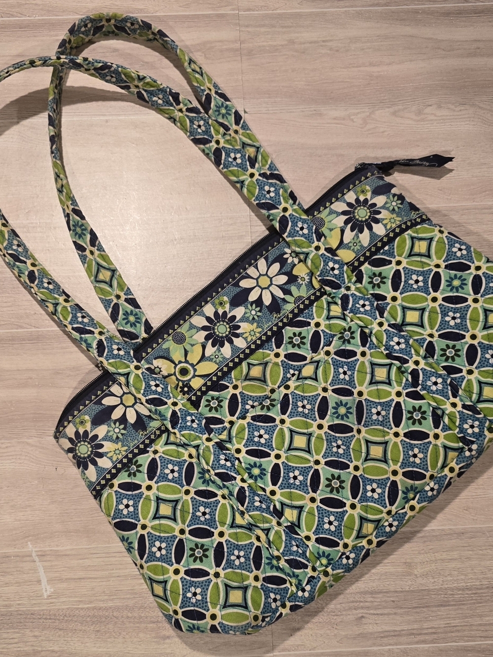 Vera Bradley Retired Daisy Daisy Navy, Blue & Lime Quilted Shoulder Bag. - Picture 4 of 9